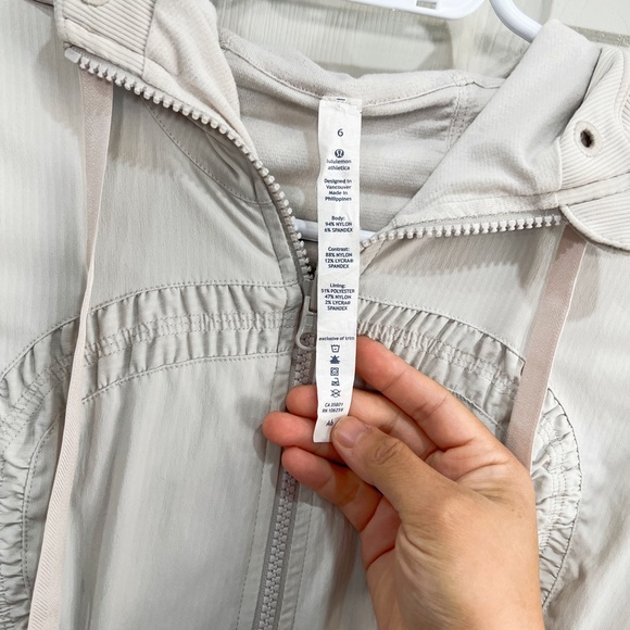 Lululemon jacket size 6 - Picture 4 of 6